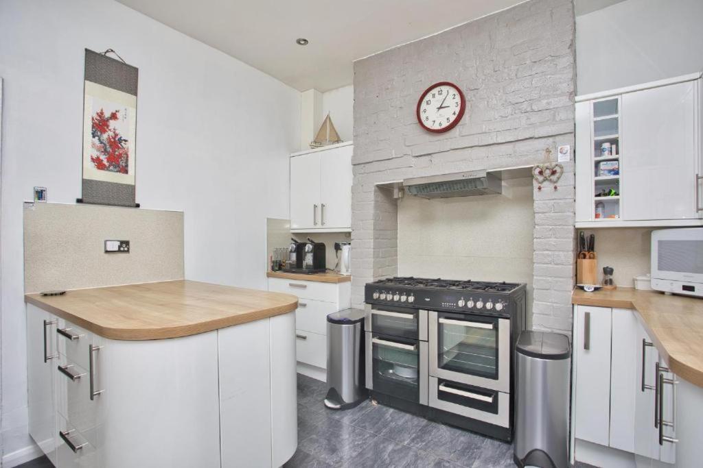 Spacious Seaside Escape In The Heart Of Deal, 4 Mins From The Beach Exterior foto